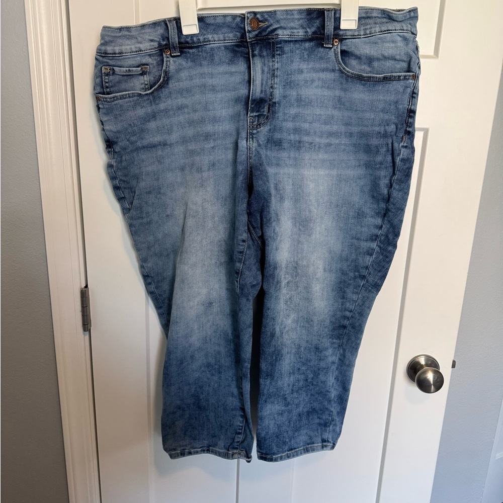 Maurices Light Blue Capri Women's Jeans